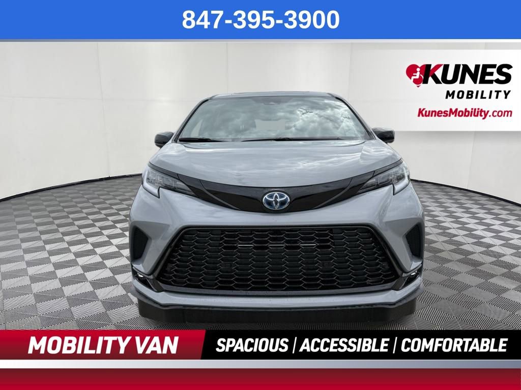 Used 2025 Toyota Sienna XSE w/ XSE Plus Package AWD/4WD image 2