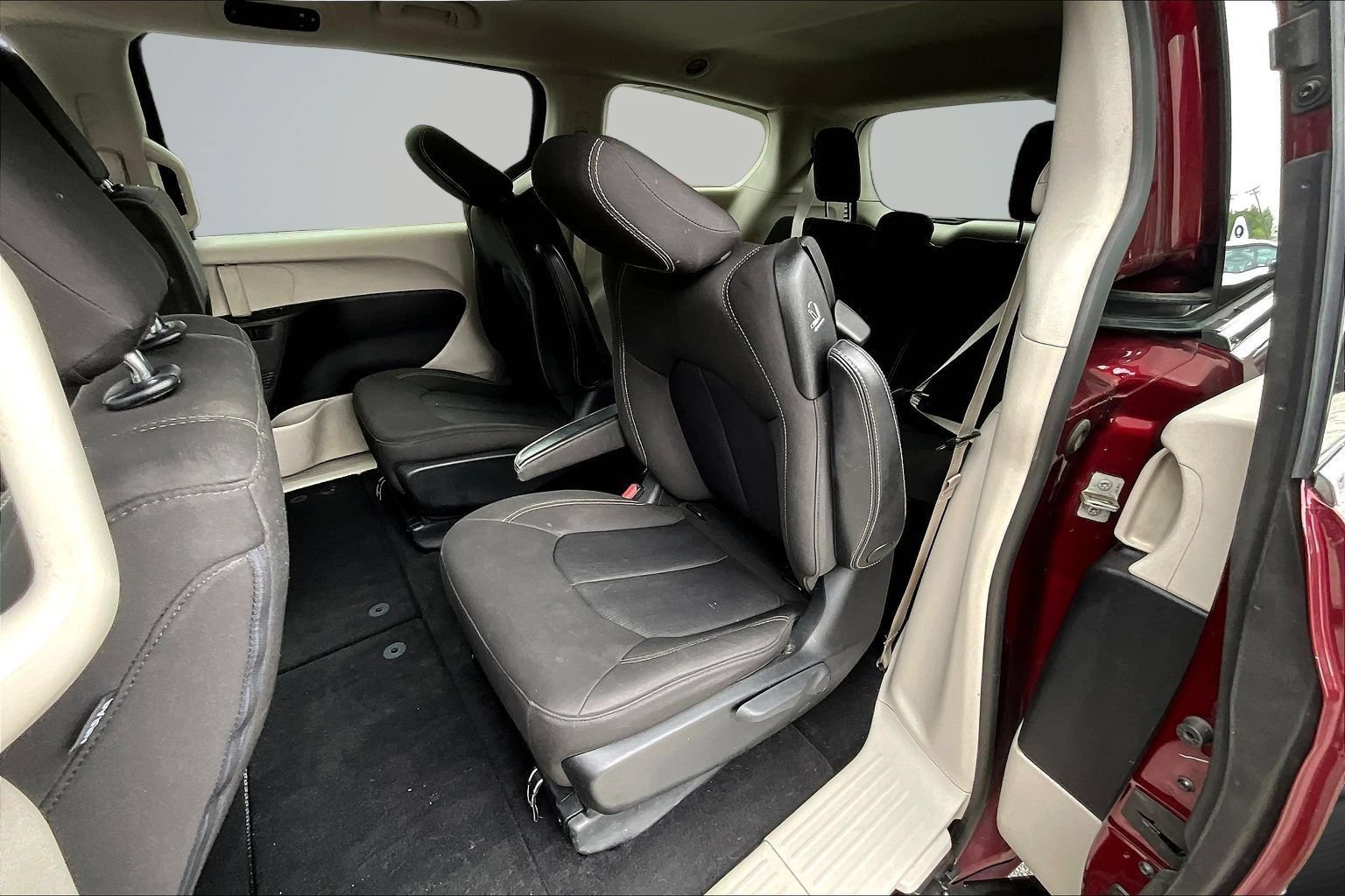 Used 2020 Chrysler Voyager LX FWD image 23