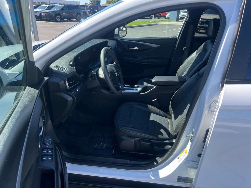 Used 2025 Buick Envista Preferred FWD image 22