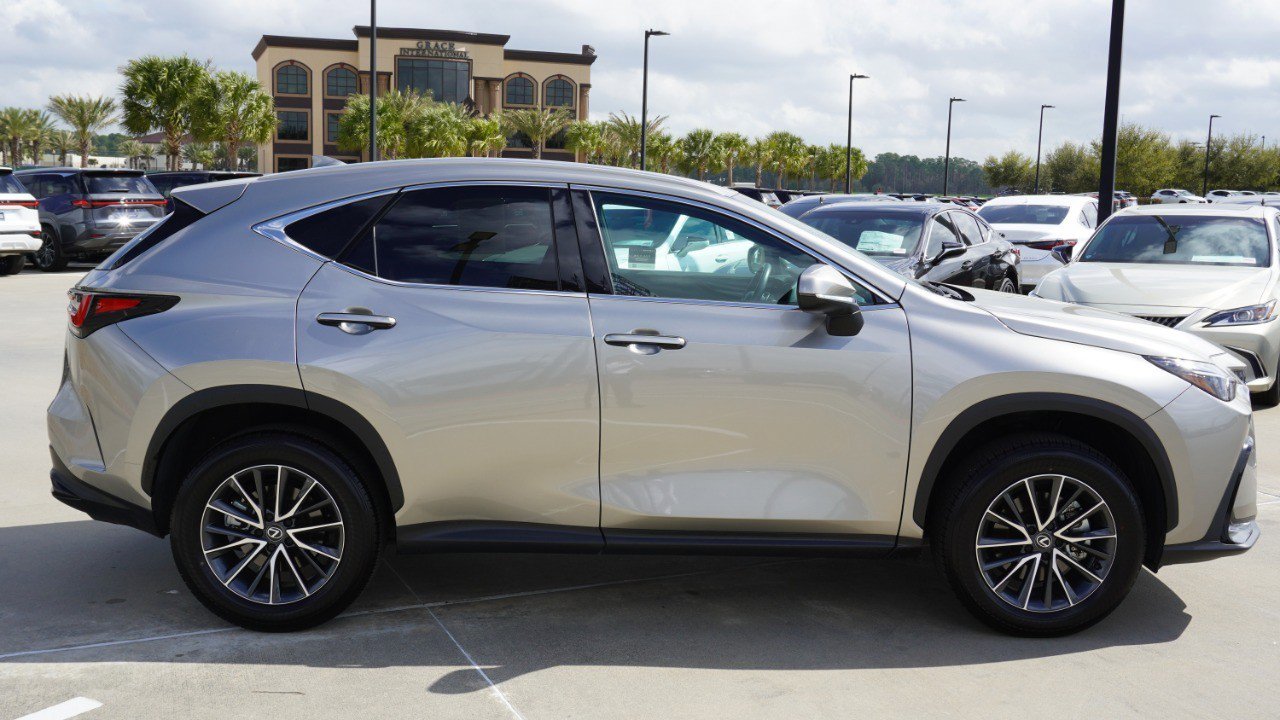 Used 2025 Lexus NX 250 FWD w/ Towing Package (2000 Lbs) image 4