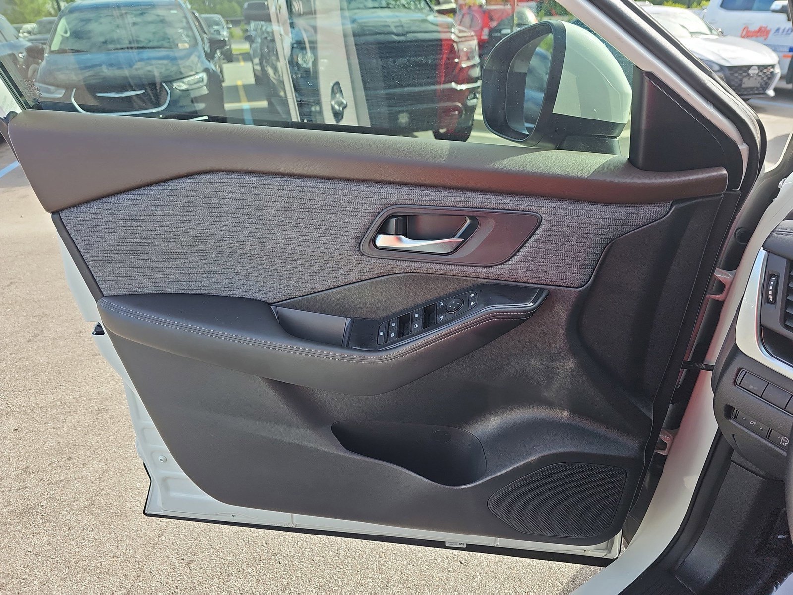 Used 2023 Nissan Rogue SV FWD image 53