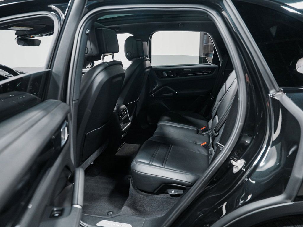 Used 2023 Porsche Cayenne w/ Premium Package image 31