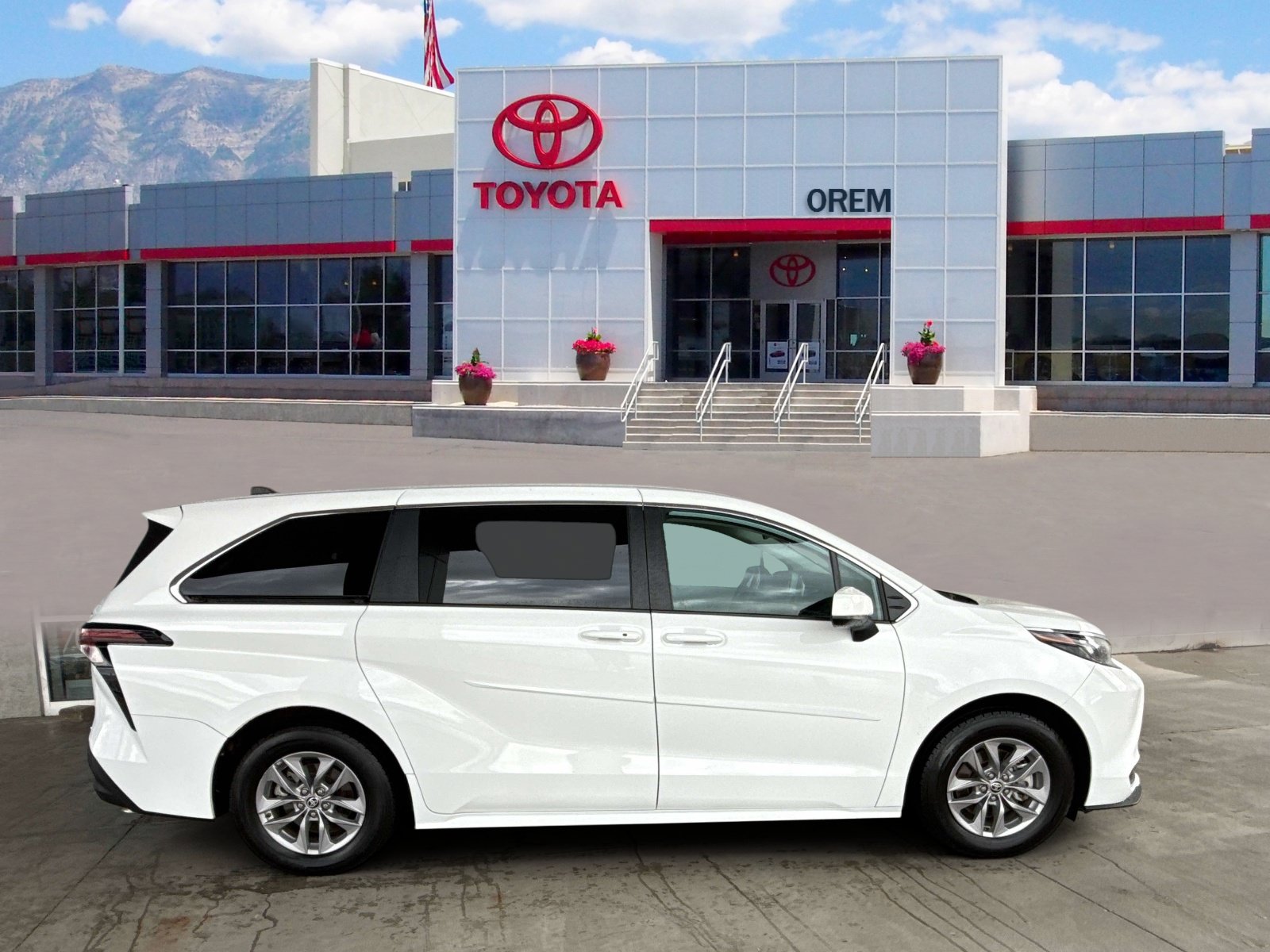 Used 2024 Toyota Sienna LE AWD/4WD image 3