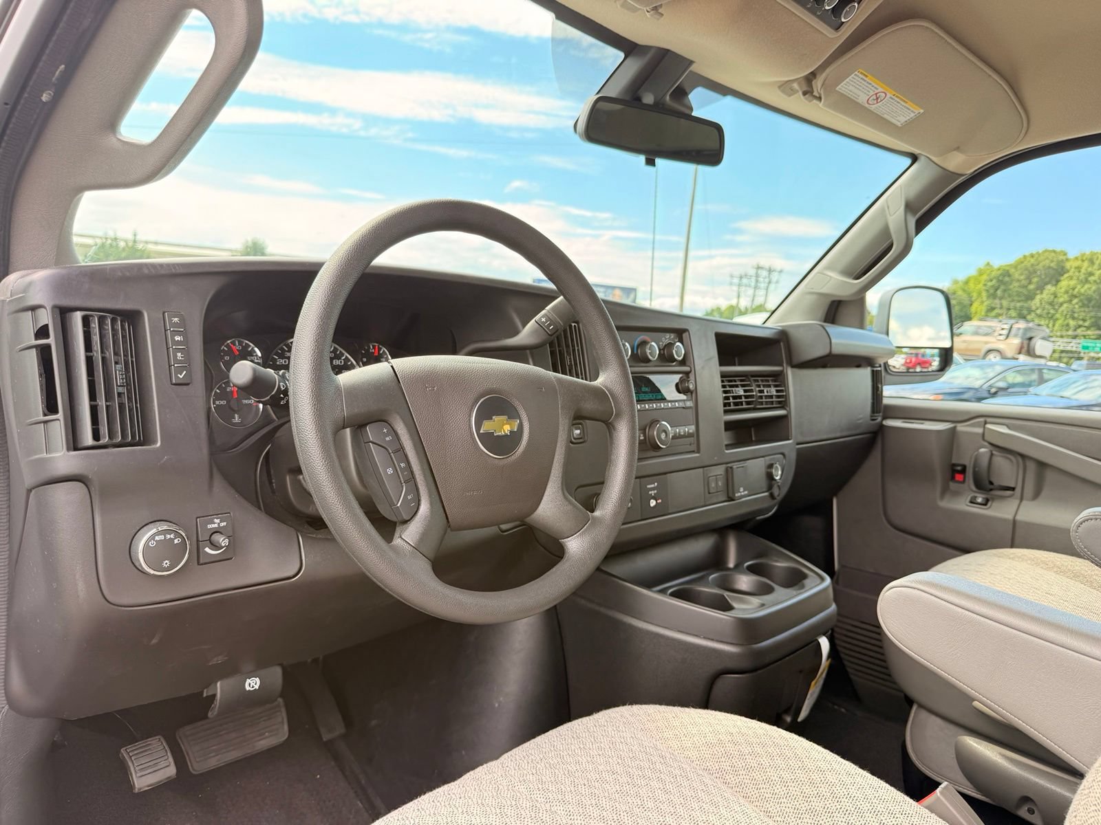 Used 2026 Chevrolet Express 3500 LT w/ LT Preferred Equipment Group RWD image 12