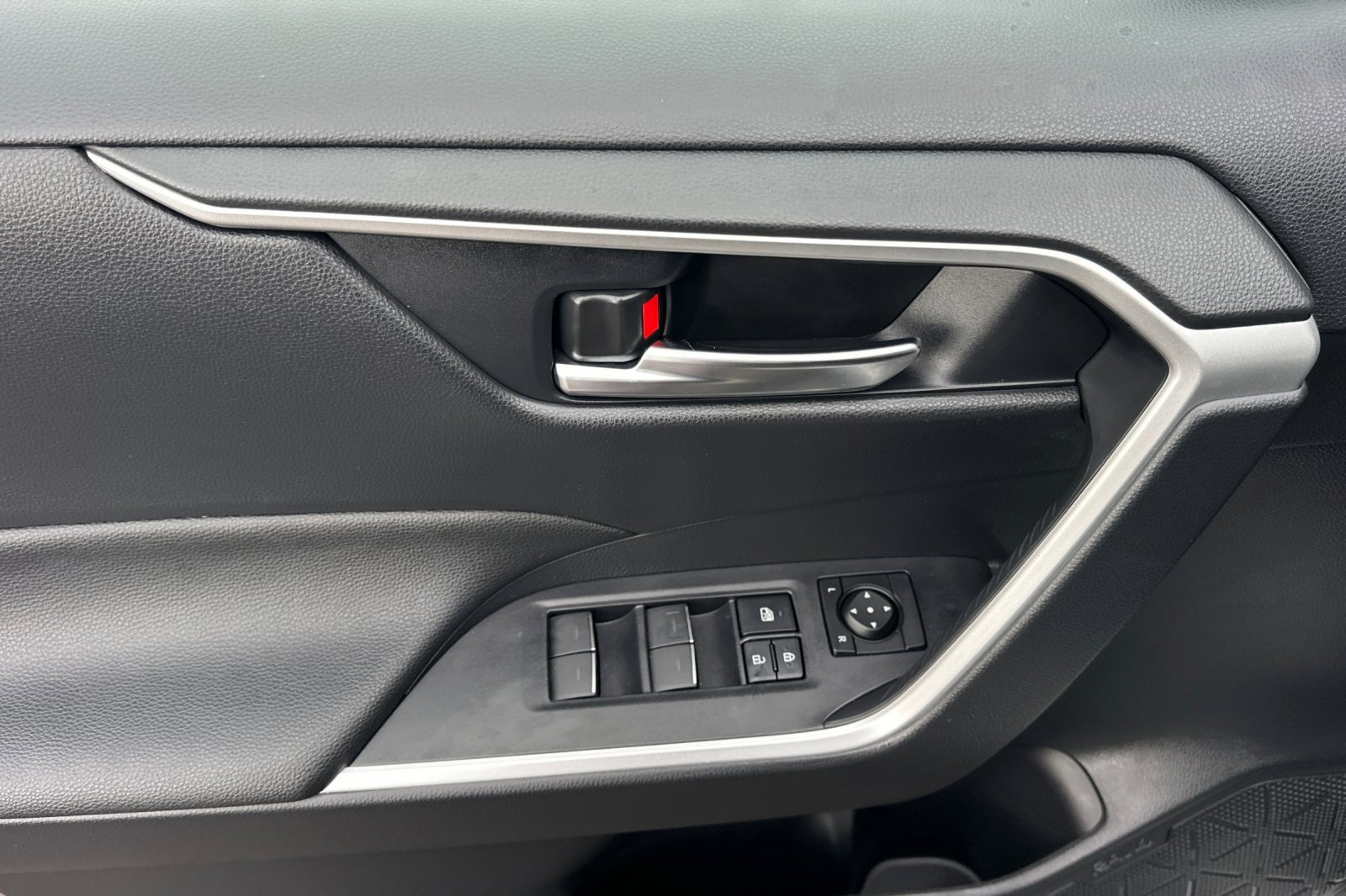 Used 2023 Toyota RAV4 SE w/ Weather & Moonroof Package image 11