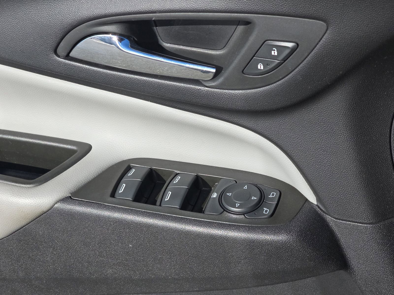 Used 2023 Chevrolet Equinox LS image 34