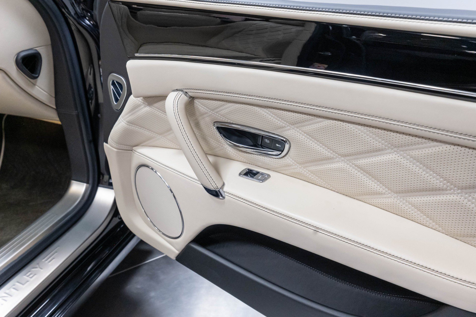 Used 2015 Bentley Flying Spur V8 AWD/4WD image 28