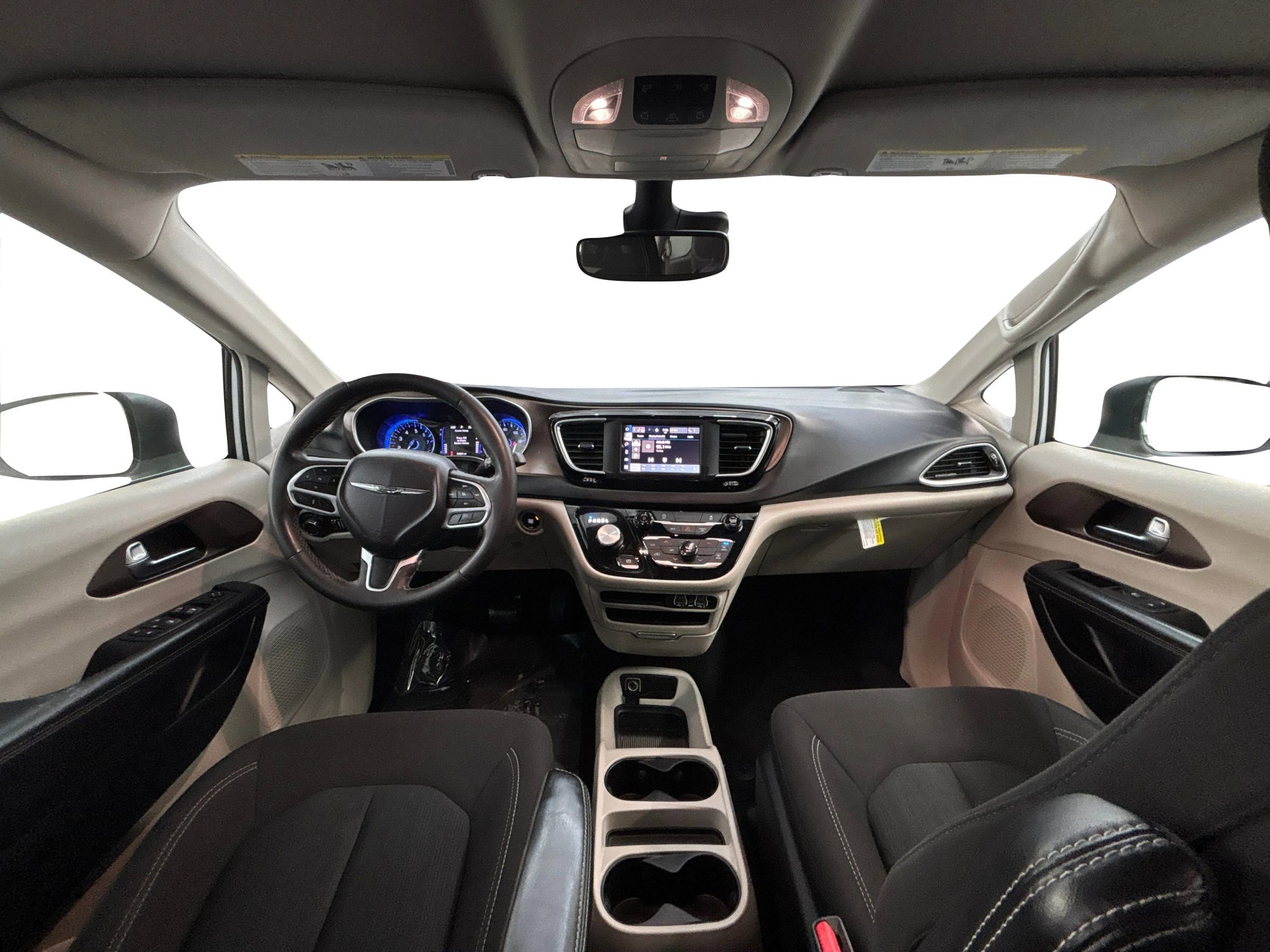 Used 2023 Chrysler Voyager LX image 17