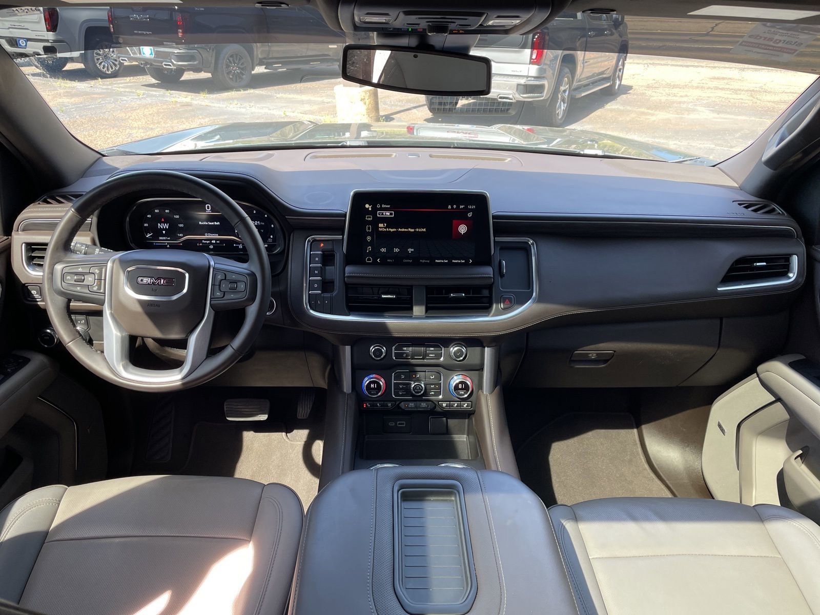 Used 2024 GMC Yukon SLT w/ SLT Luxury Package image 24