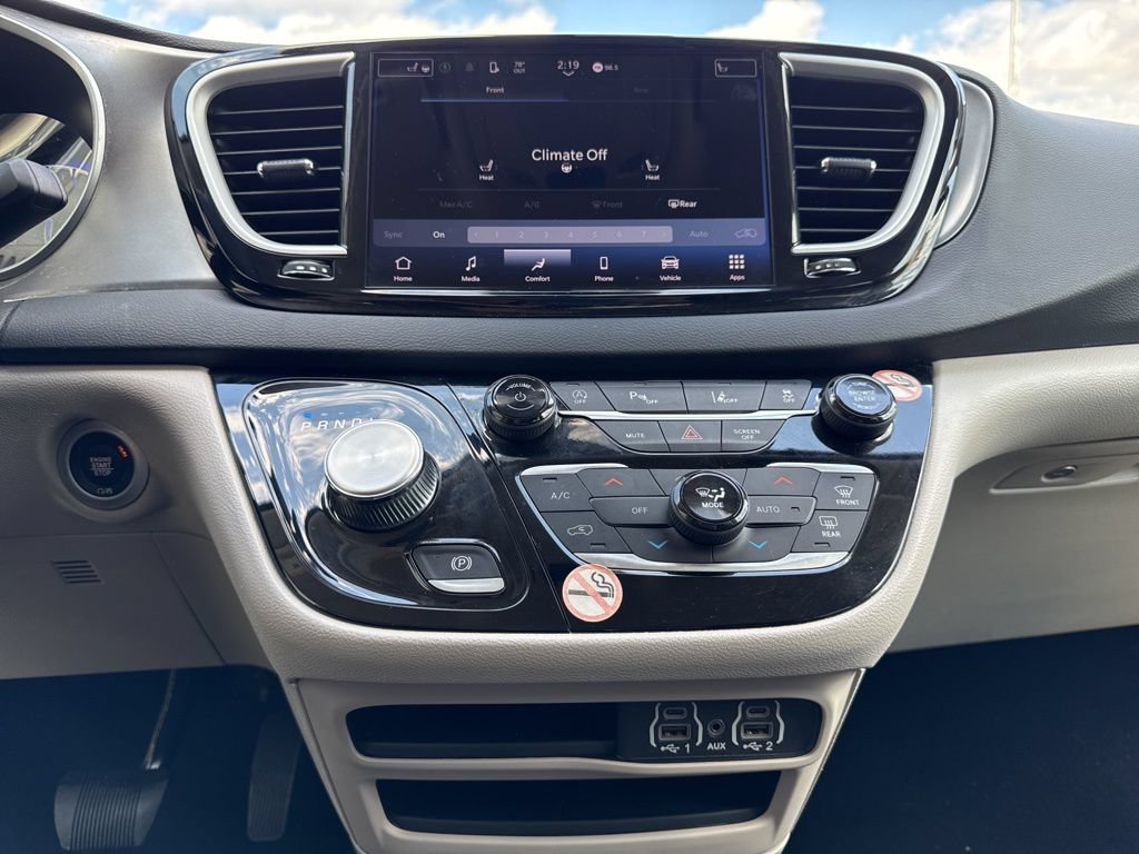 Used 2024 Chrysler Pacifica Touring-L FWD image 32