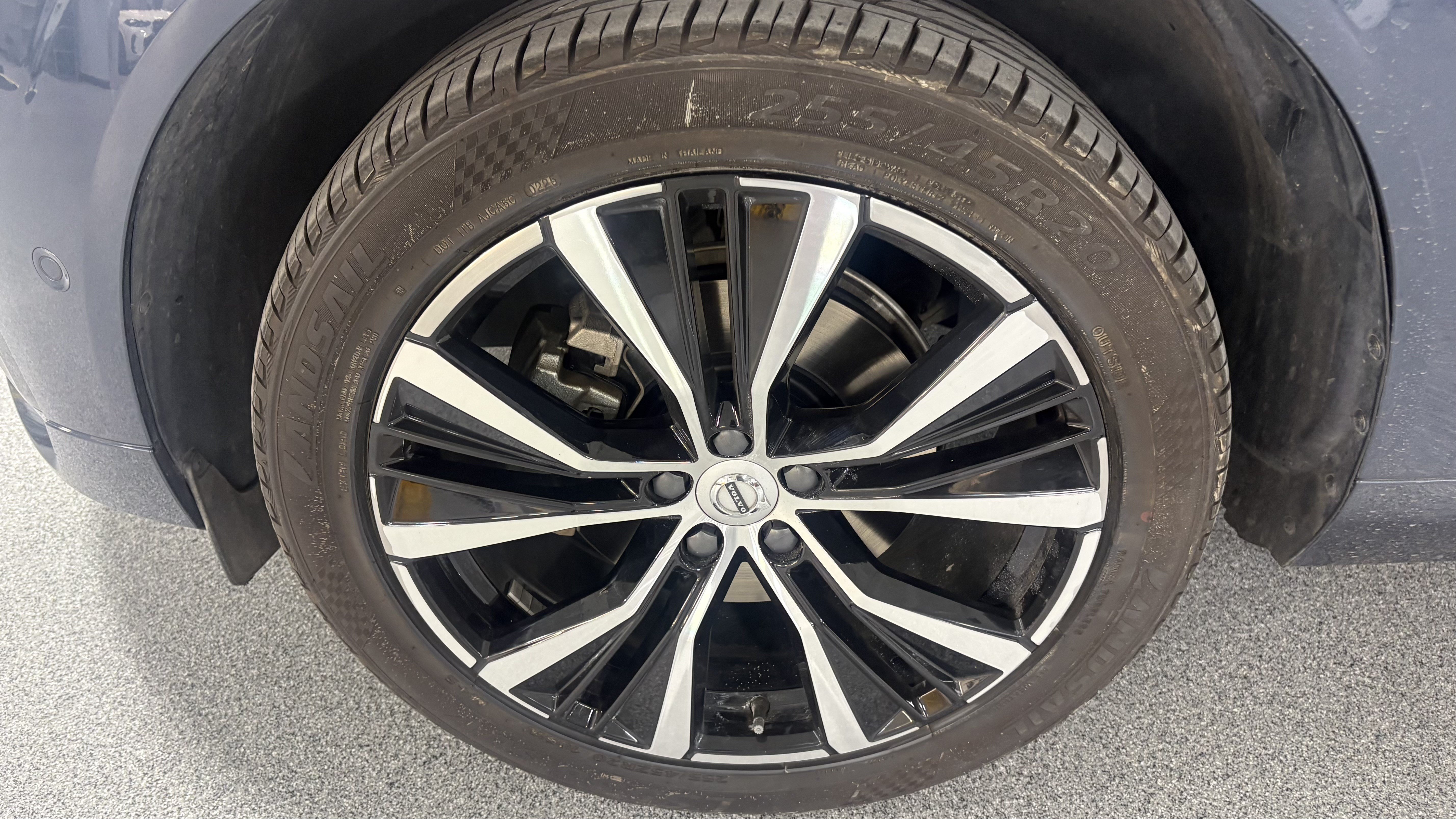 Used 2024 Volvo XC60 B5 Plus AWD/4WD image 33