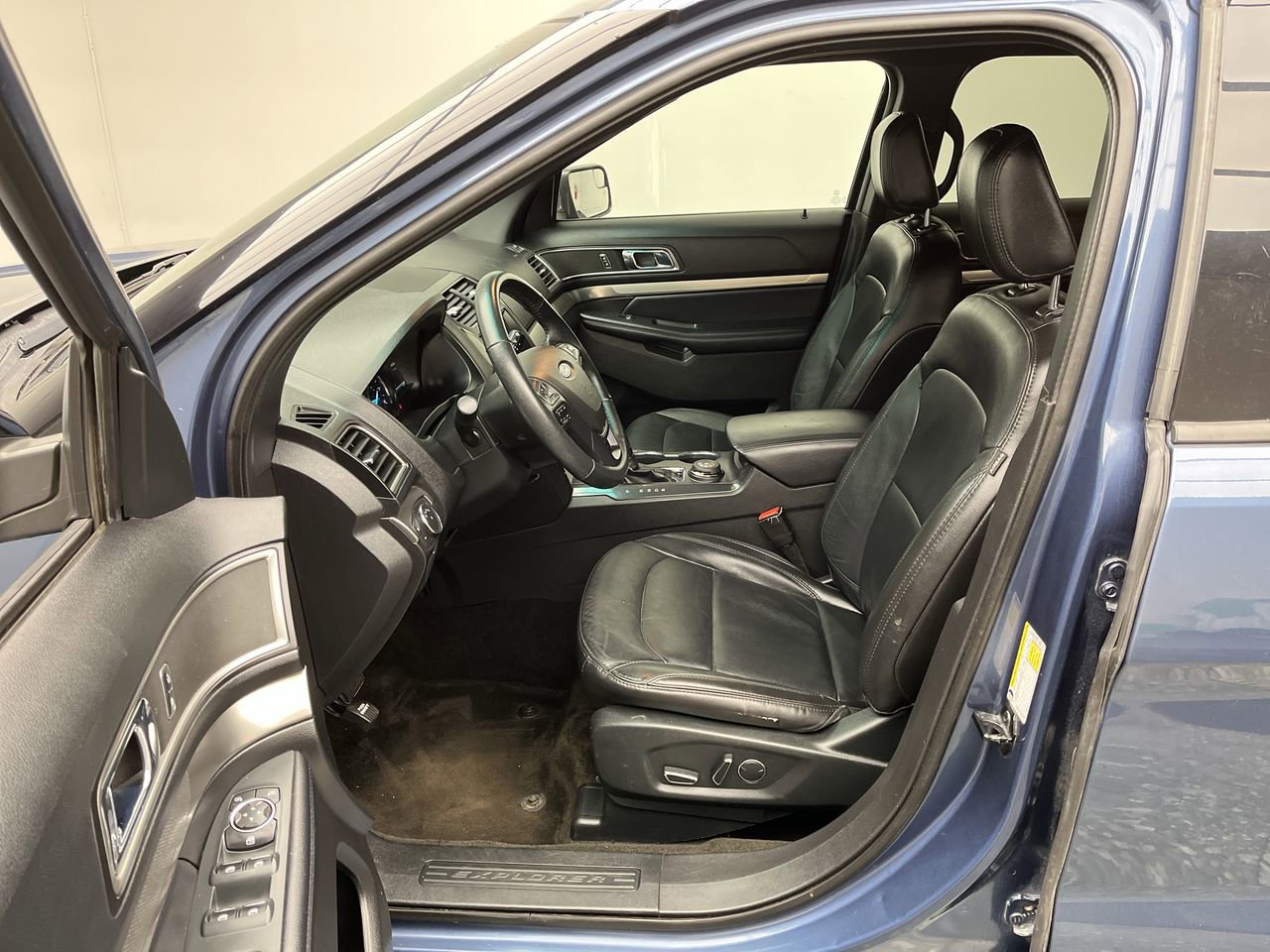 Used 2018 Ford Explorer XLT w/ Equipment Group 202A AWD/4WD image 3