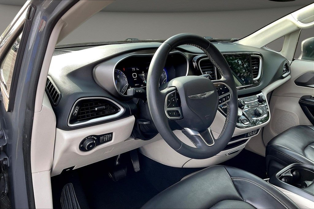 Used 2023 Chrysler Pacifica Touring-L FWD image 20