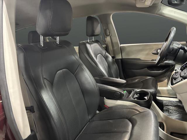 Used 2020 Chrysler Pacifica Touring-L image 16