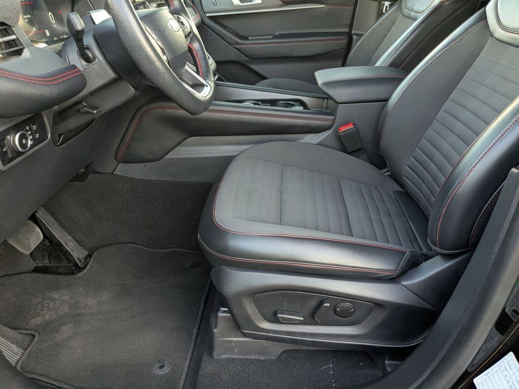 Used 2025 Ford Explorer ST-Line w/ ST-Line Street Pack image 11