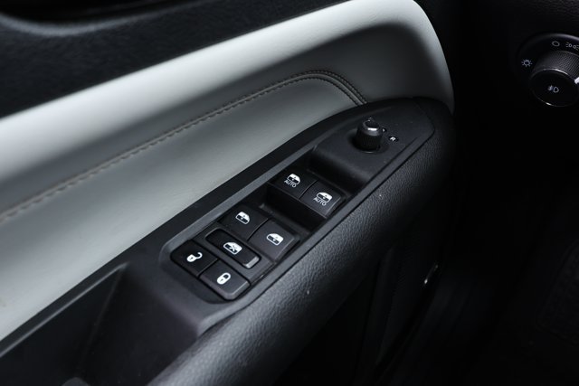 Used 2023 Jeep Compass Limited w/ Sun and Sound Group AWD/4WD image 21