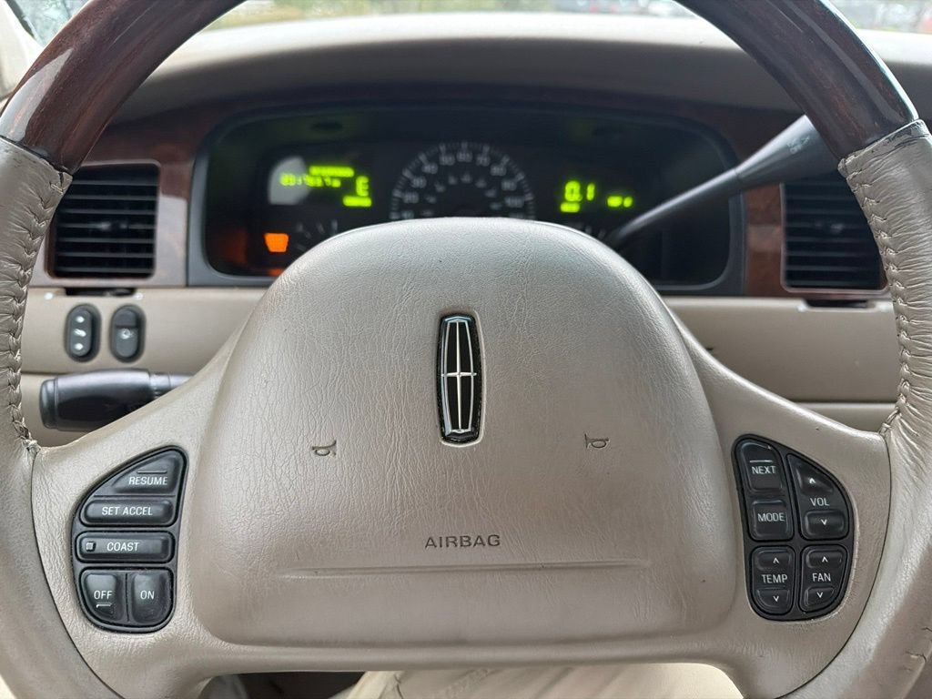 Used 2001 Lincoln Town Car Signature RWD image 5