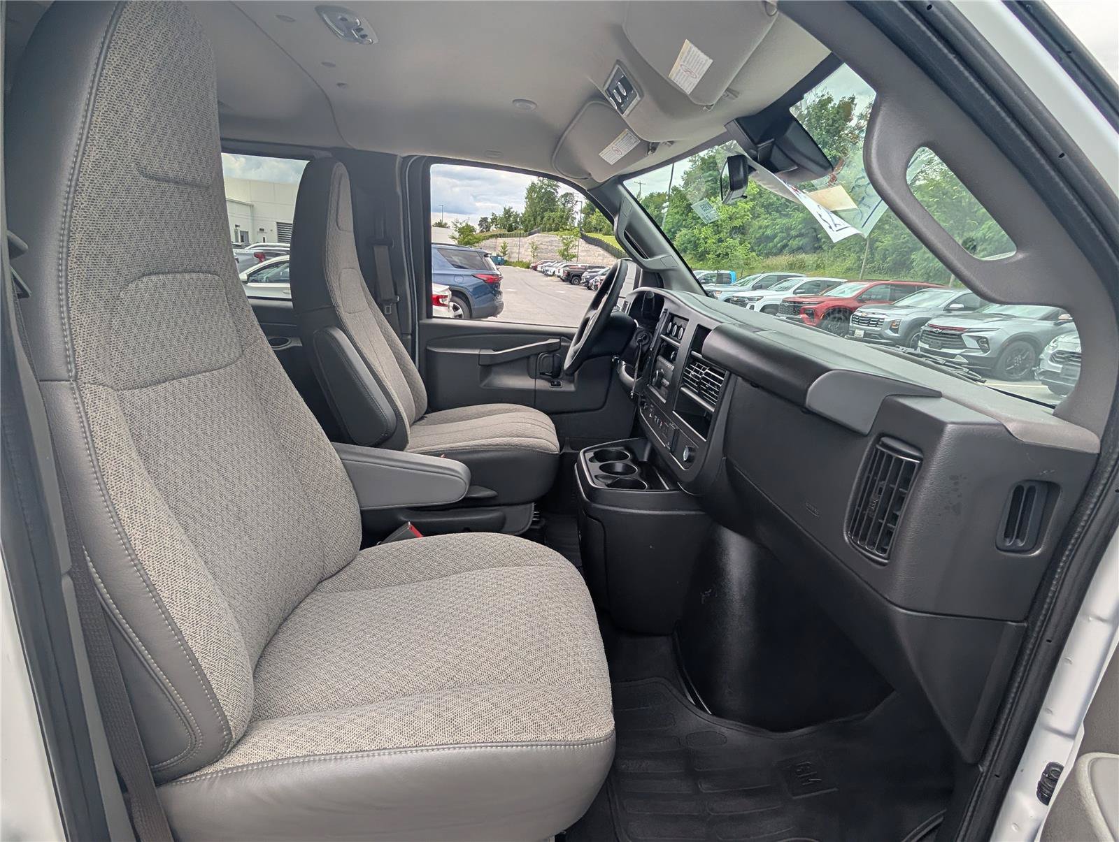 Used 2025 Chevrolet Express 3500 LT w/ LT Preferred Equipment Group RWD image 10