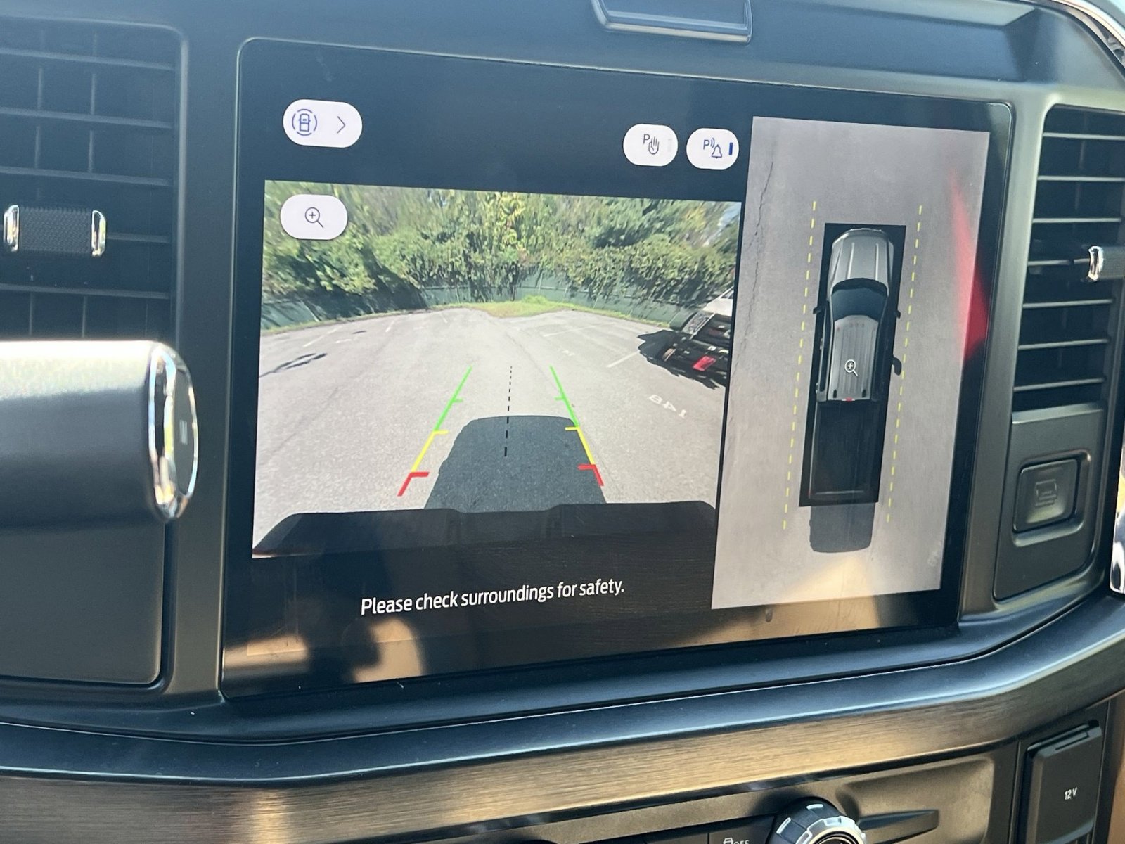 Used 2025 Ford F250 Lariat w/ Black Appearance Package image 19