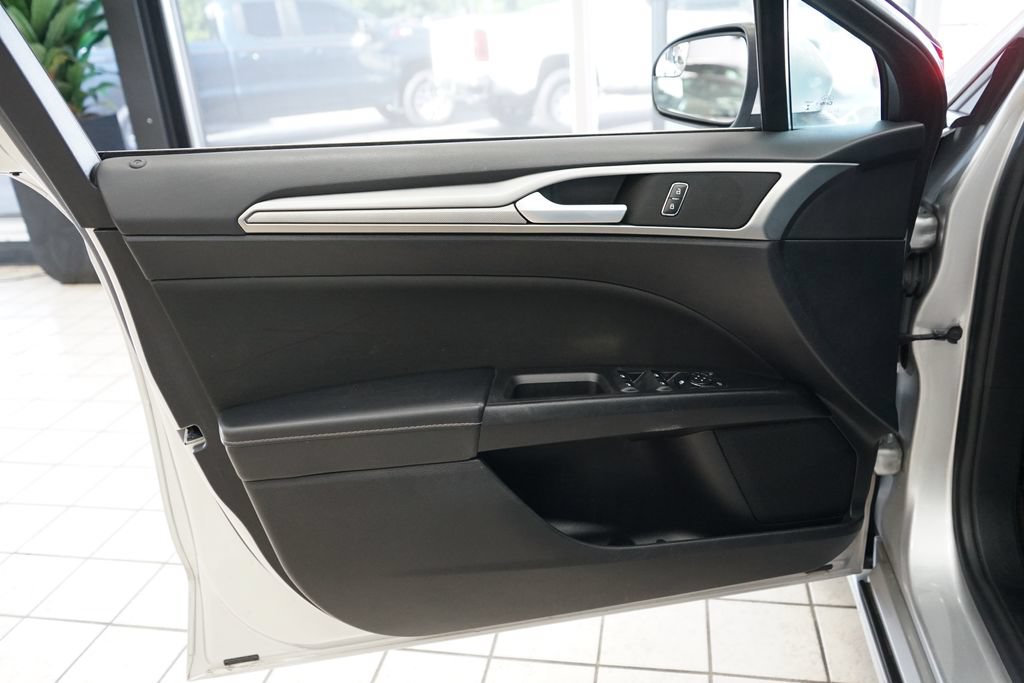Used 2018 Ford Fusion SE w/ Fusion SE Technology Package FWD image 23