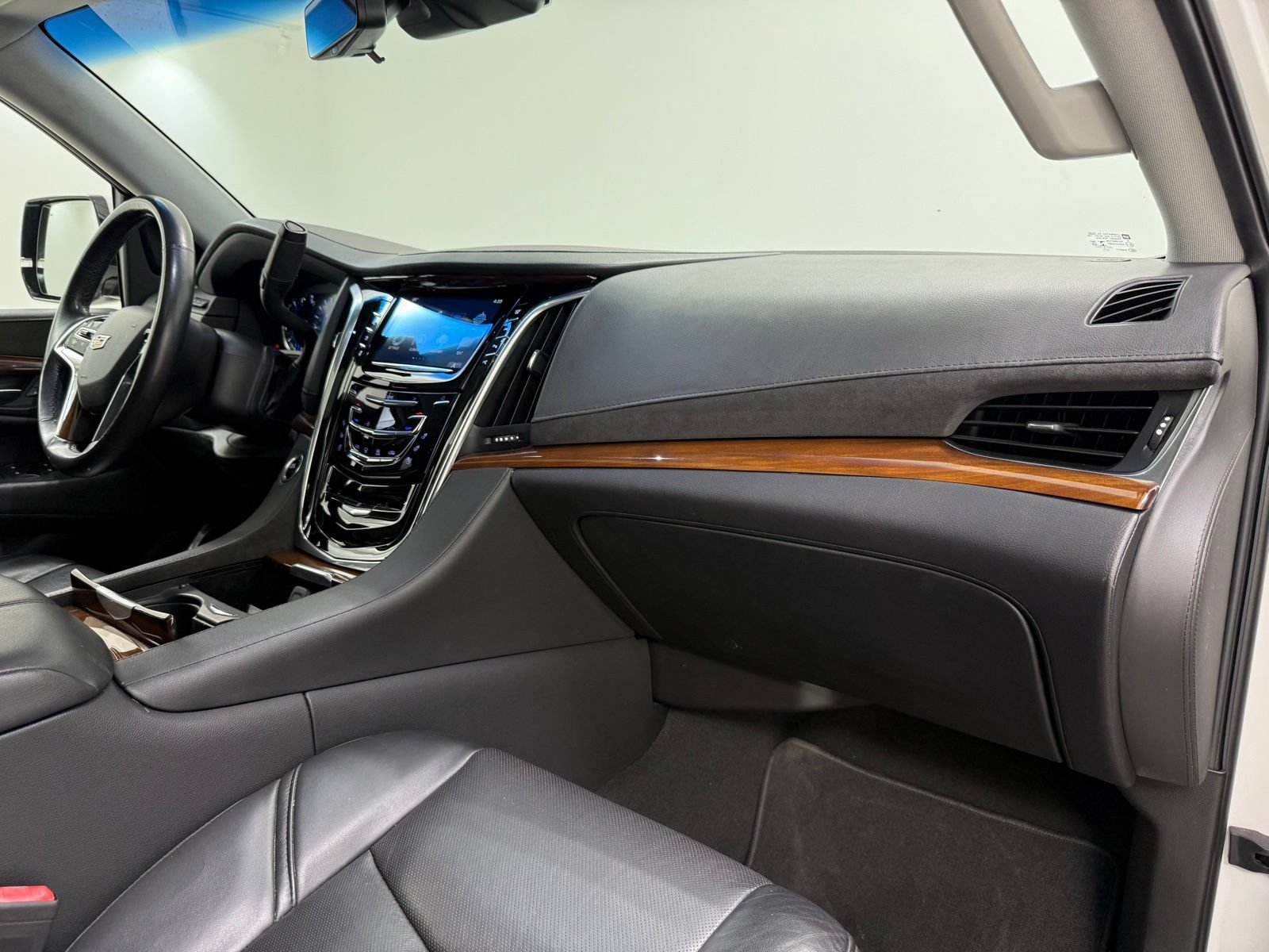 Used 2019 Cadillac Escalade ESV Luxury AWD/4WD image 33