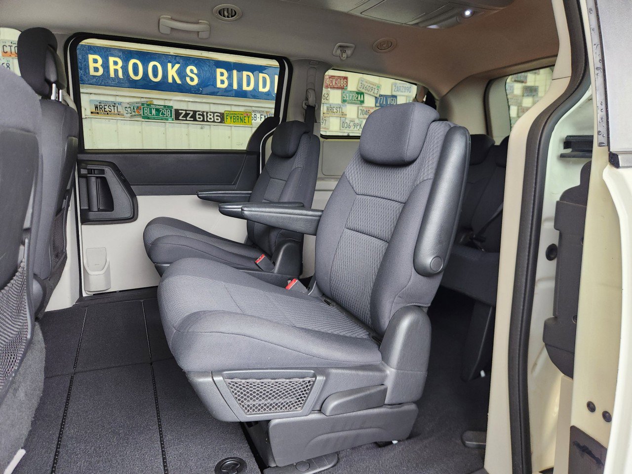 Used 2010 Dodge Grand Caravan SXT image 6