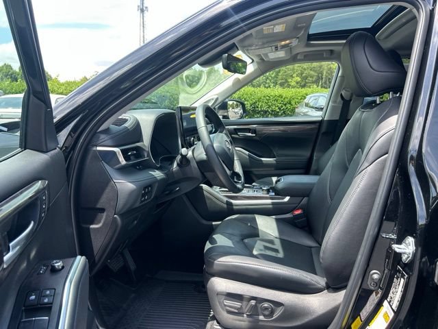 Used 2025 Toyota Highlander Limited AWD/4WD image 17