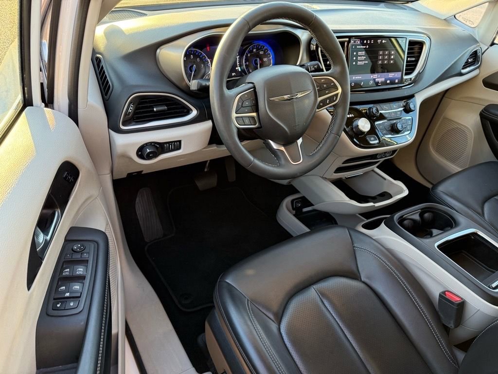 Used 2024 Chrysler Pacifica Touring-L image 16