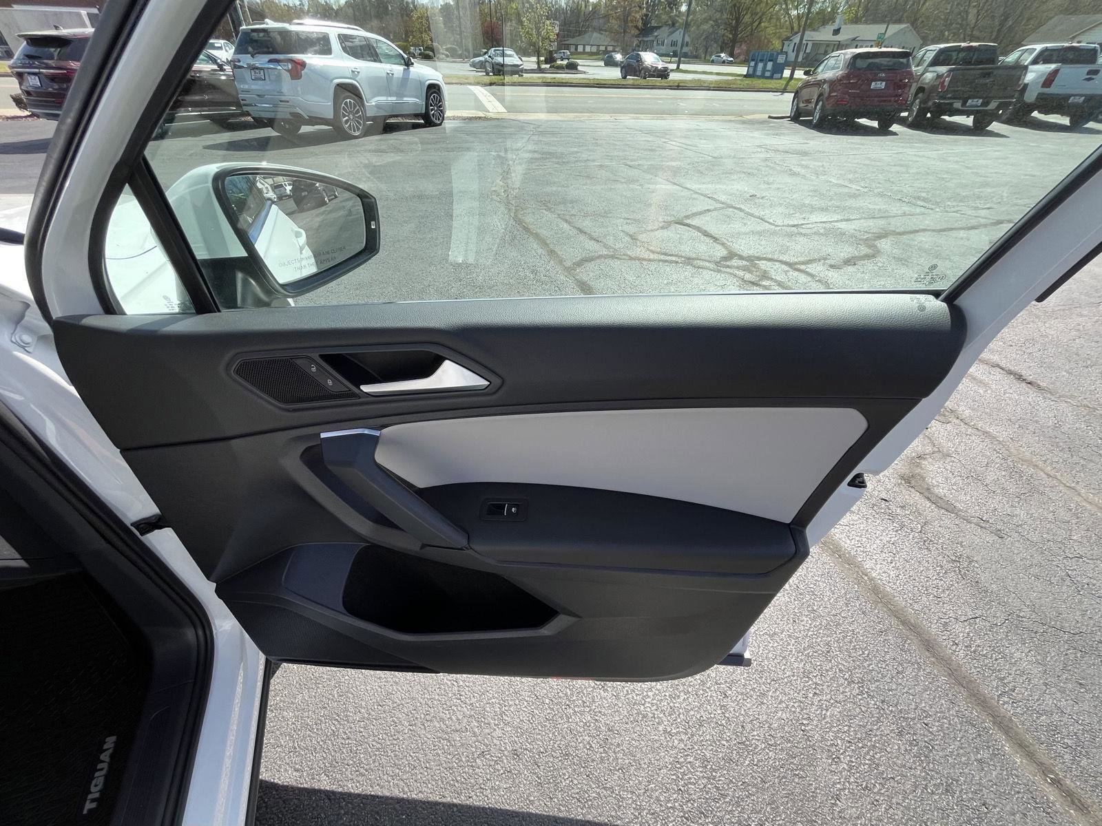 Used 2019 Volkswagen Tiguan SE w/ Panoramic Sunroof Package image 15