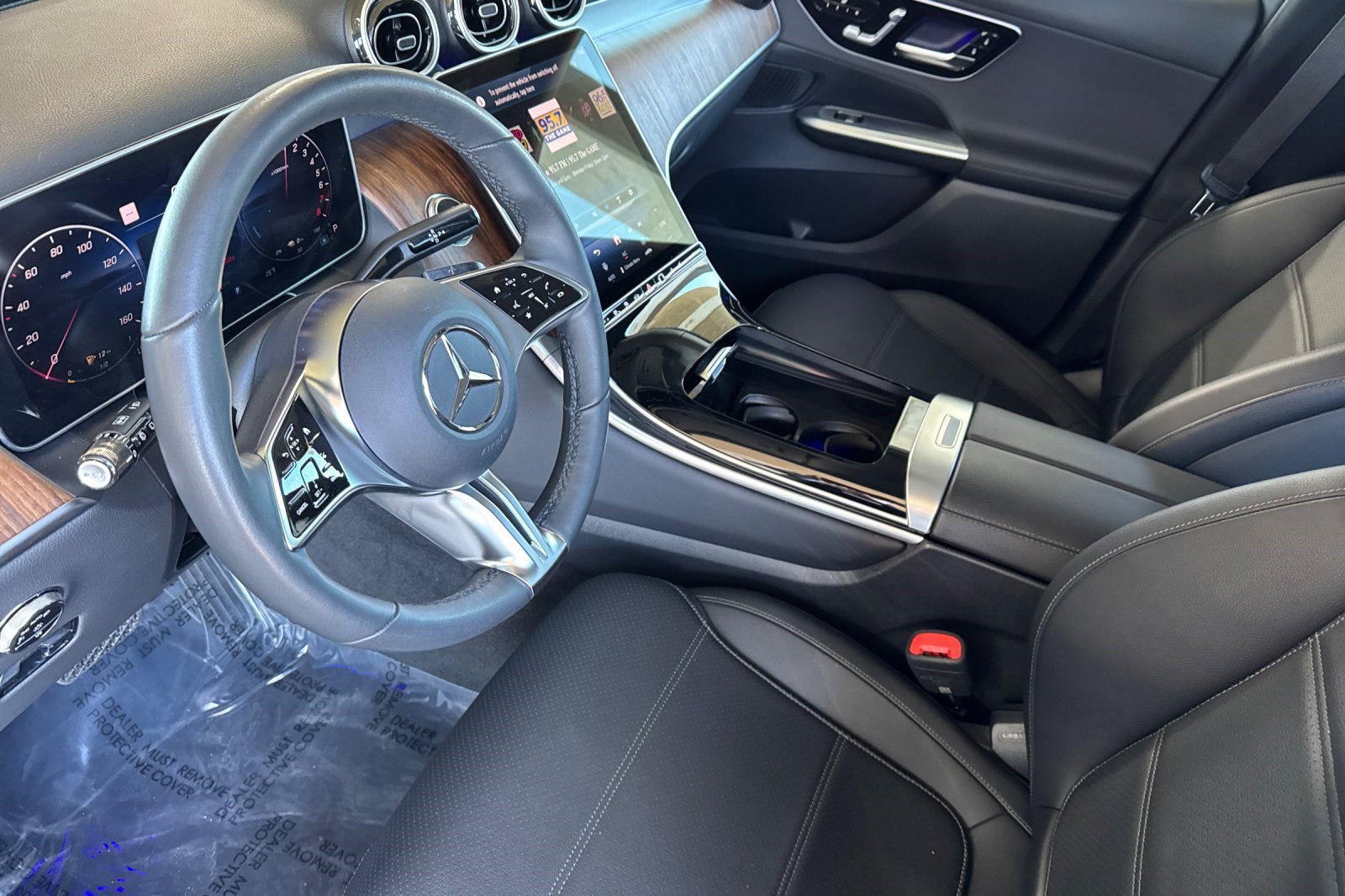 Used 2025 Mercedes-Benz GLC 350e 4MATIC image 4