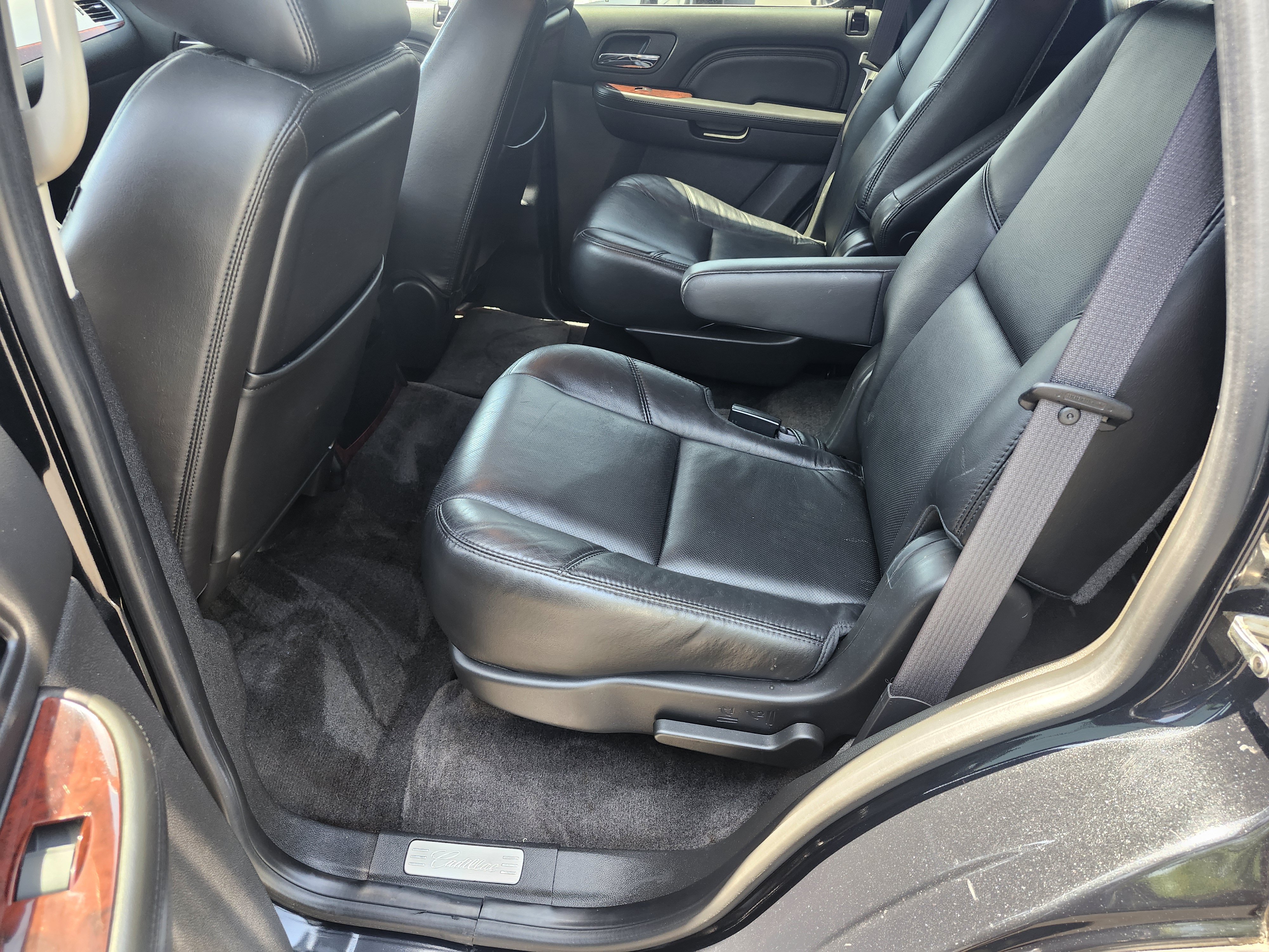 Used 2011 Cadillac Escalade Luxury AWD/4WD image 5