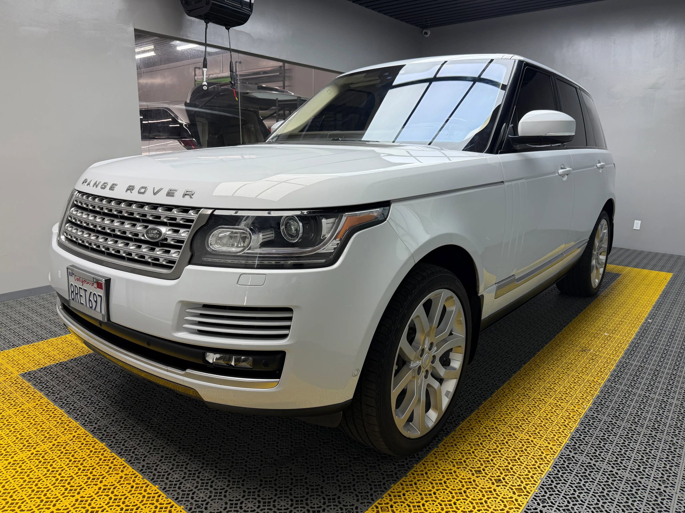 Used 2017 Land Rover Range Rover HSE image 4