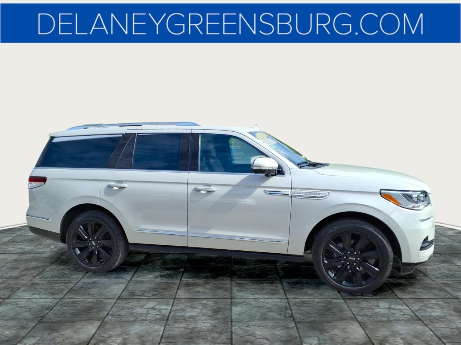 Used 2024 Lincoln Navigator Reserve AWD/4WD image 2