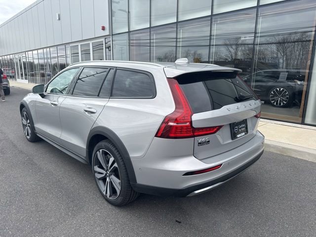 Certified 2025 Volvo V60 B5 Cross Country Plus image 3