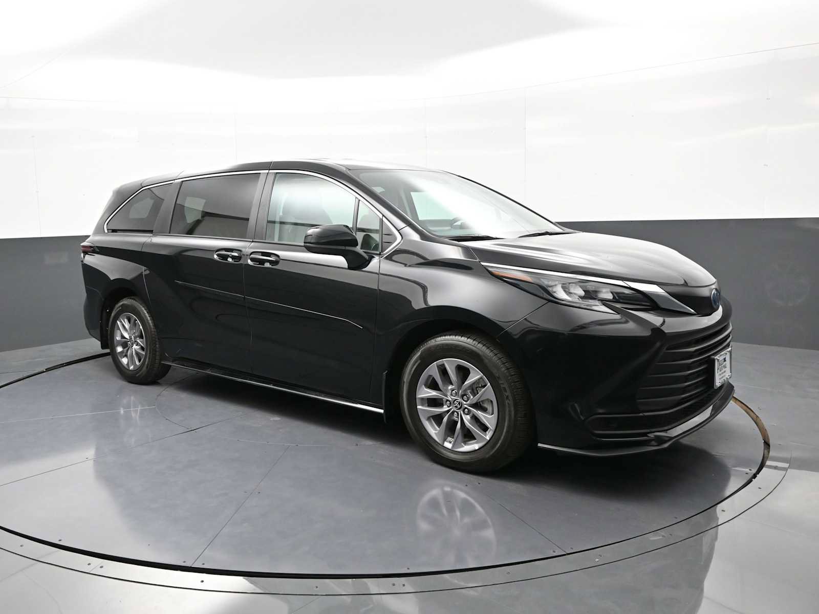 Used 2024 Toyota Sienna LE w/ Protection Package (TMS) AWD/4WD image 4