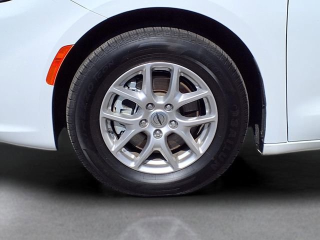 Used 2024 Chrysler Pacifica Touring-L FWD image 13