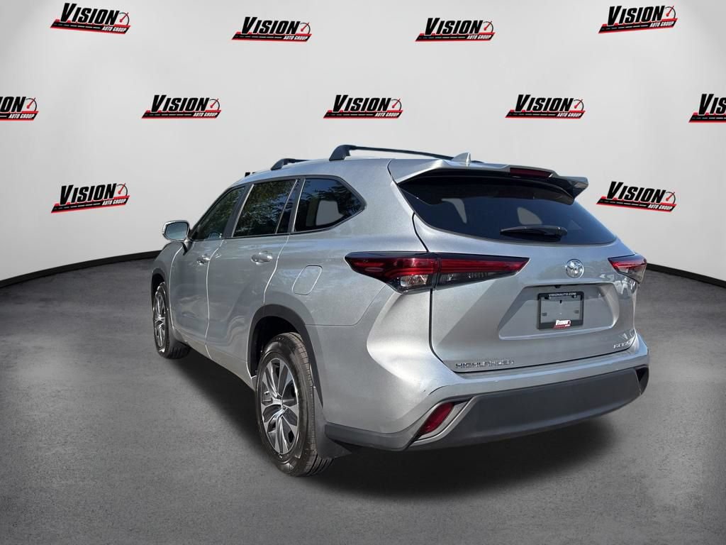 Used 2023 Toyota Highlander XLE AWD/4WD image 7