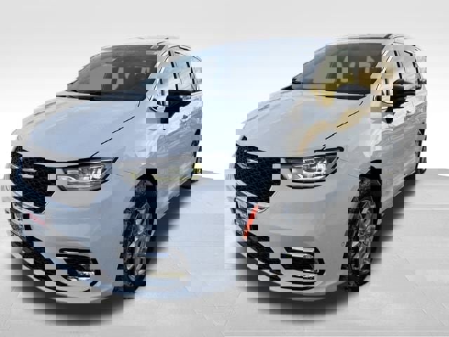 New 2026 Chrysler Pacifica Select image 3