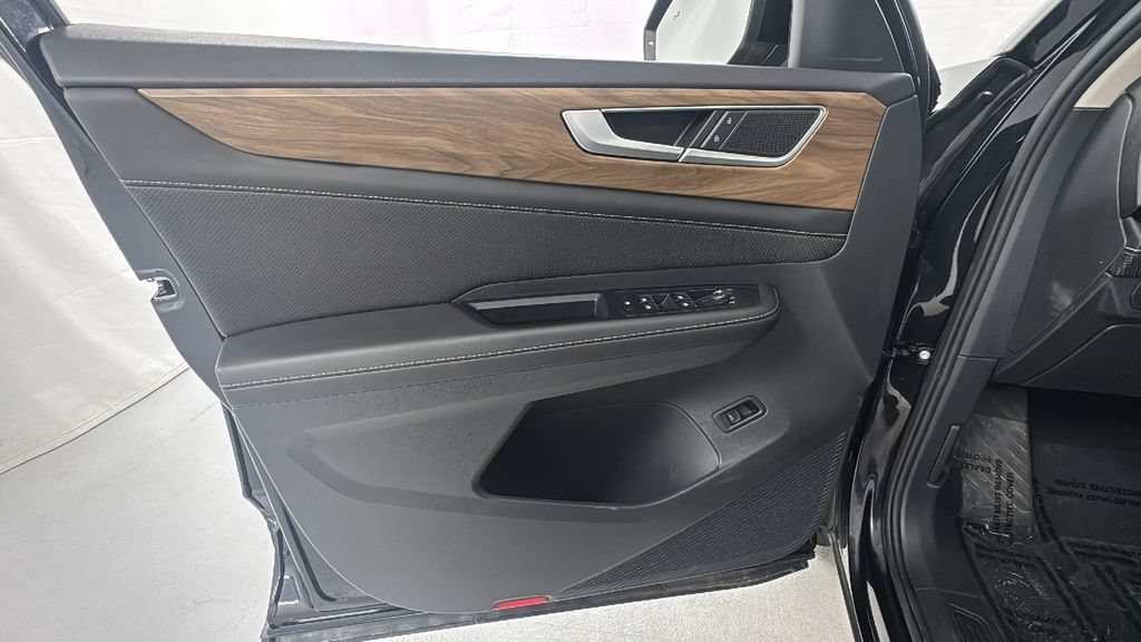 Used 2025 Volkswagen Atlas SE AWD/4WD image 18