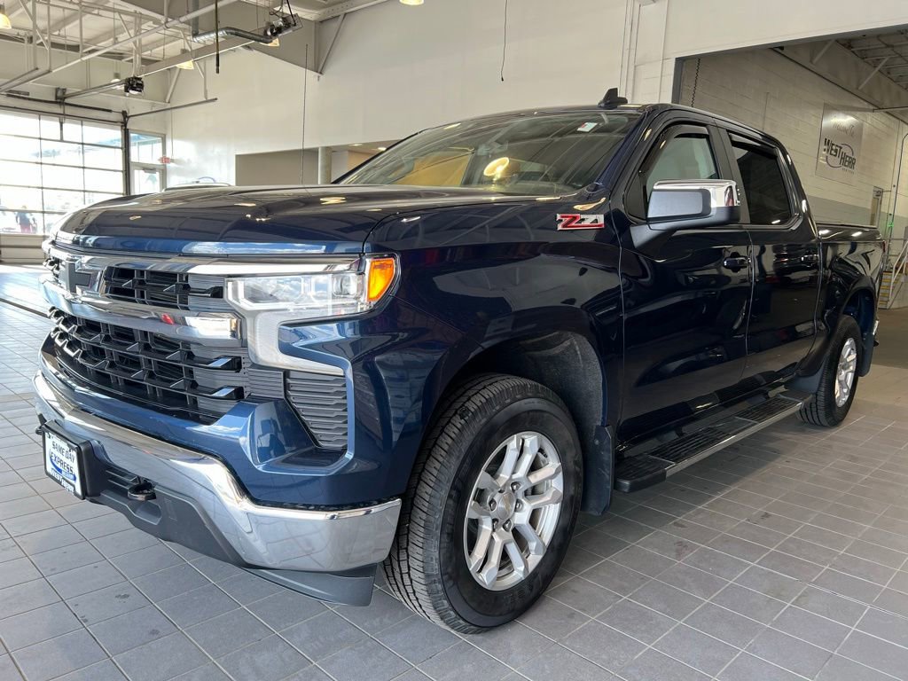 Used 2022 Chevrolet Silverado 1500 LT w/ Z71 Off-Road Package AWD/4WD image 5