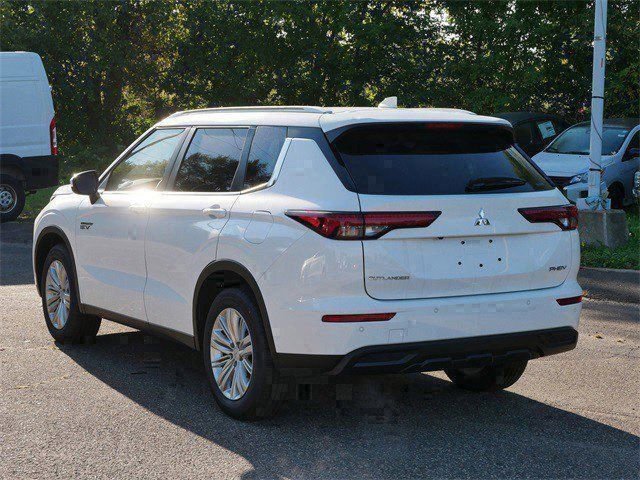 New 2025 Mitsubishi Outlander ES image 2