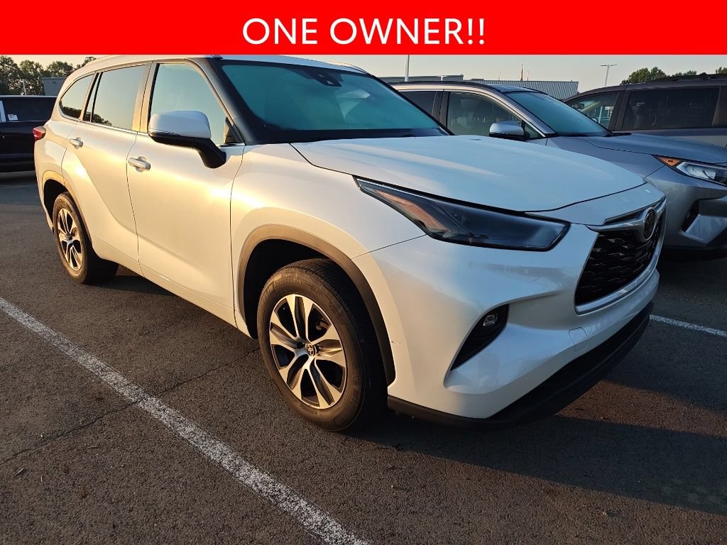 Used 2023 Toyota Highlander XLE FWD image 3