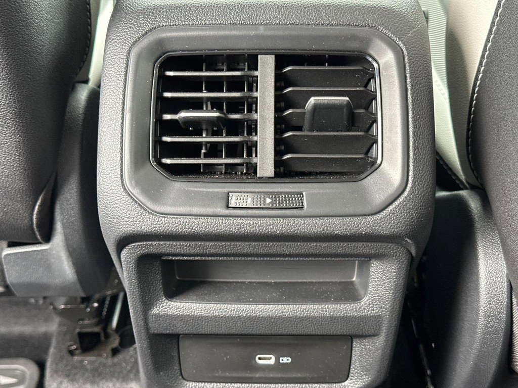 Used 2025 Volkswagen Taos SE image 11