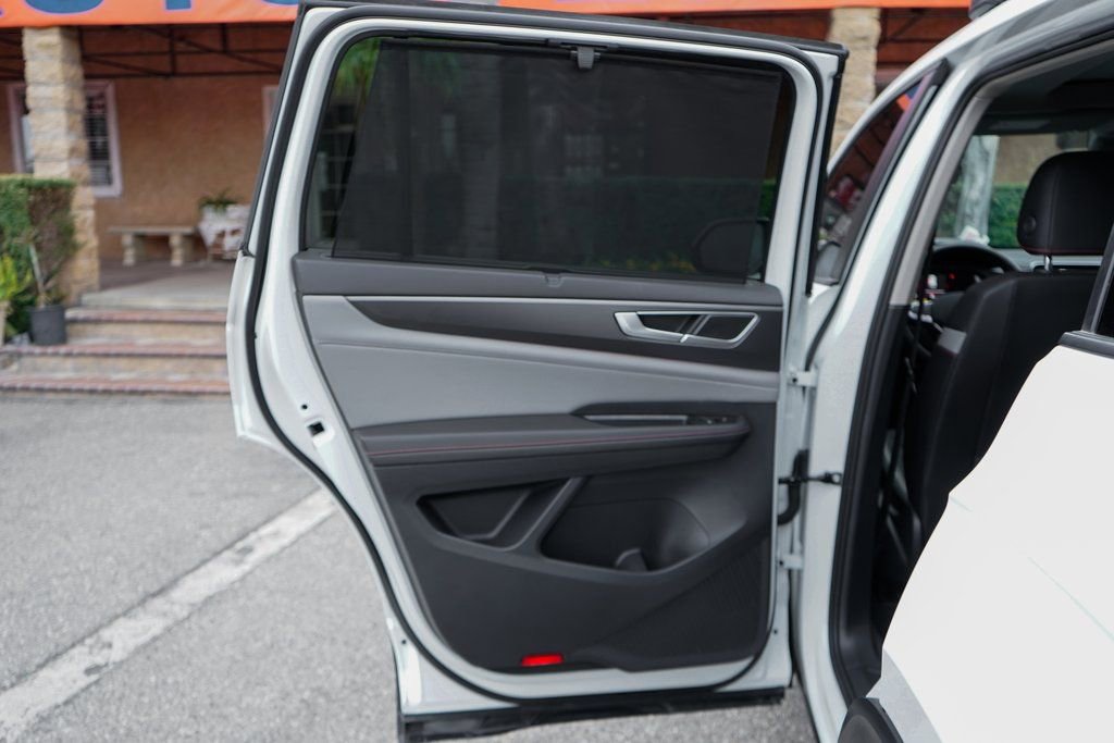 Used 2025 Volkswagen Atlas Peak Edition SE image 37