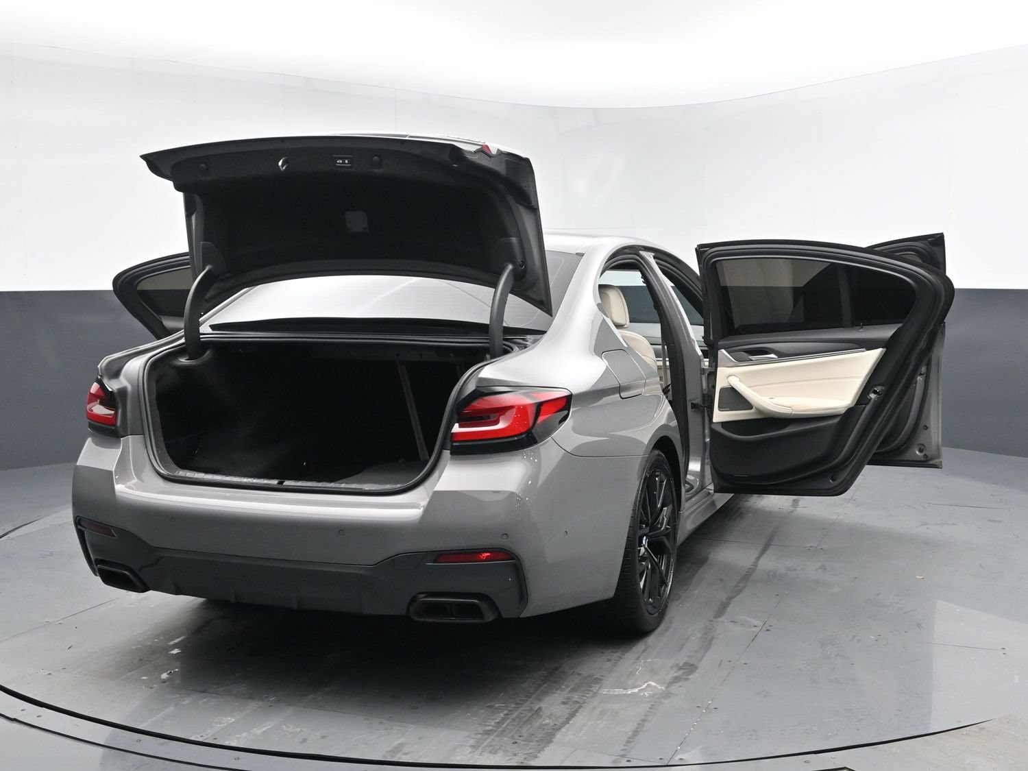 Used 2022 BMW M550i xDrive w/ Shadowloine Package AWD/4WD image 30