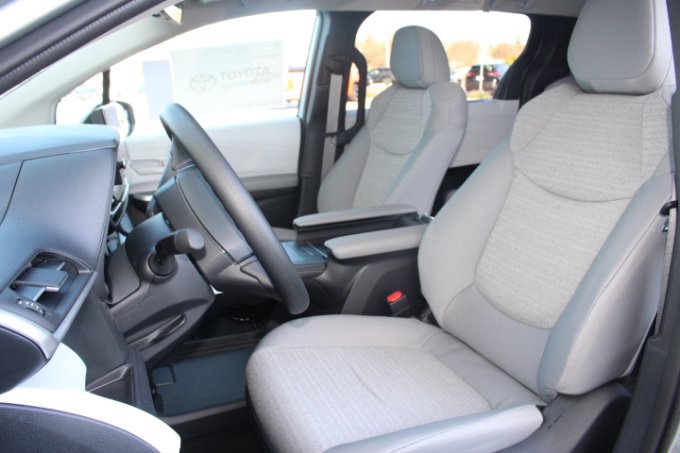 New 2026 Toyota Sienna LE FWD image 10