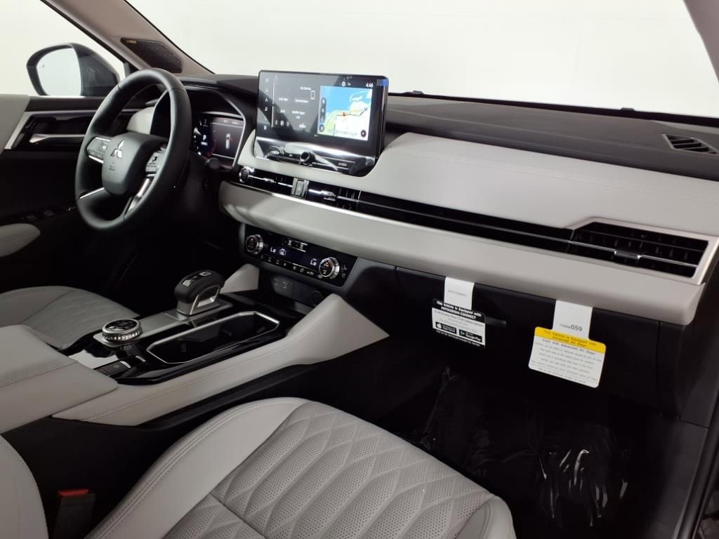 Used 2025 Mitsubishi Outlander AWD image 7