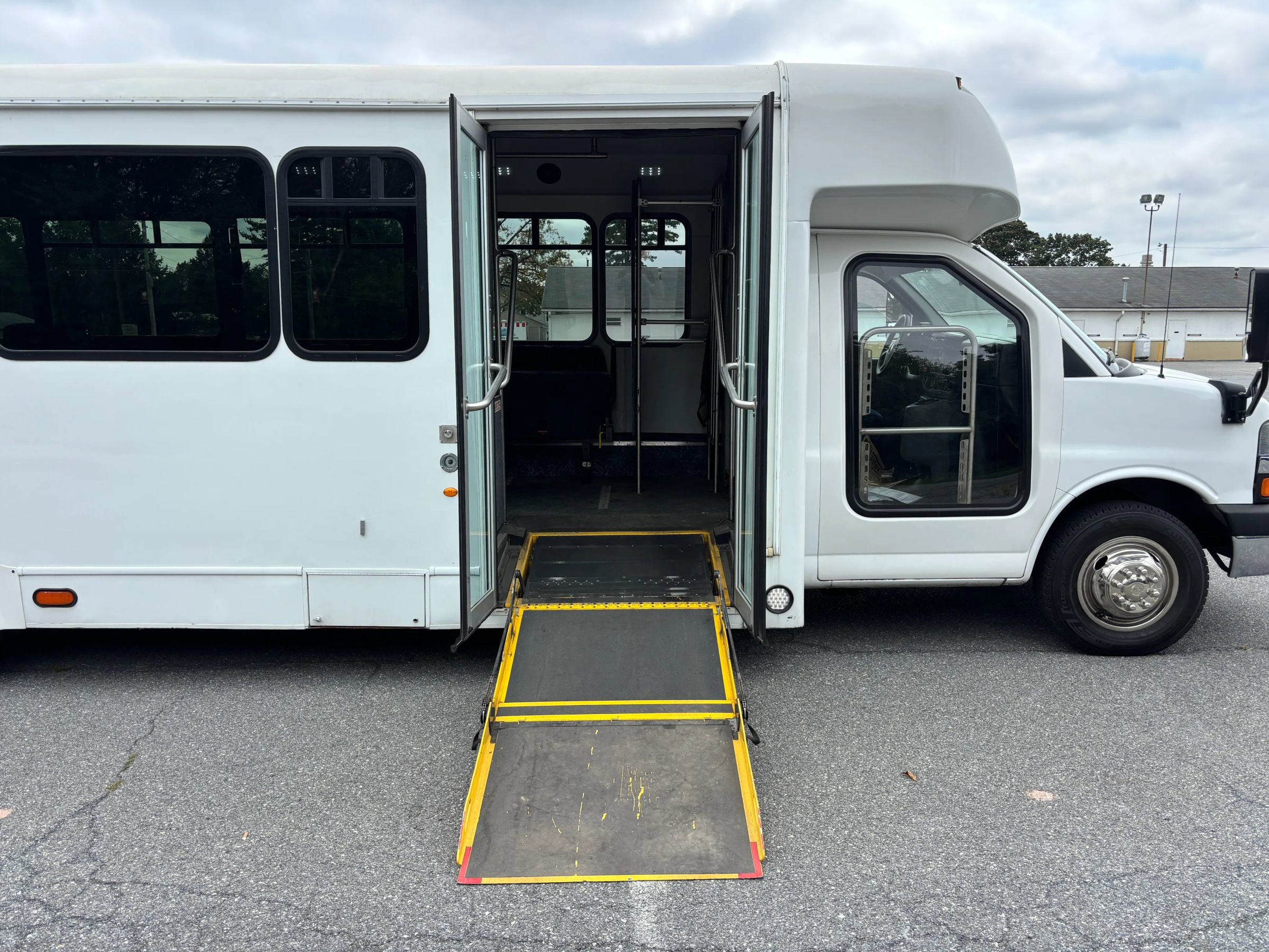 Used 2015 Chevrolet Express 4500 w/ Shuttle Bus Package RWD image 17