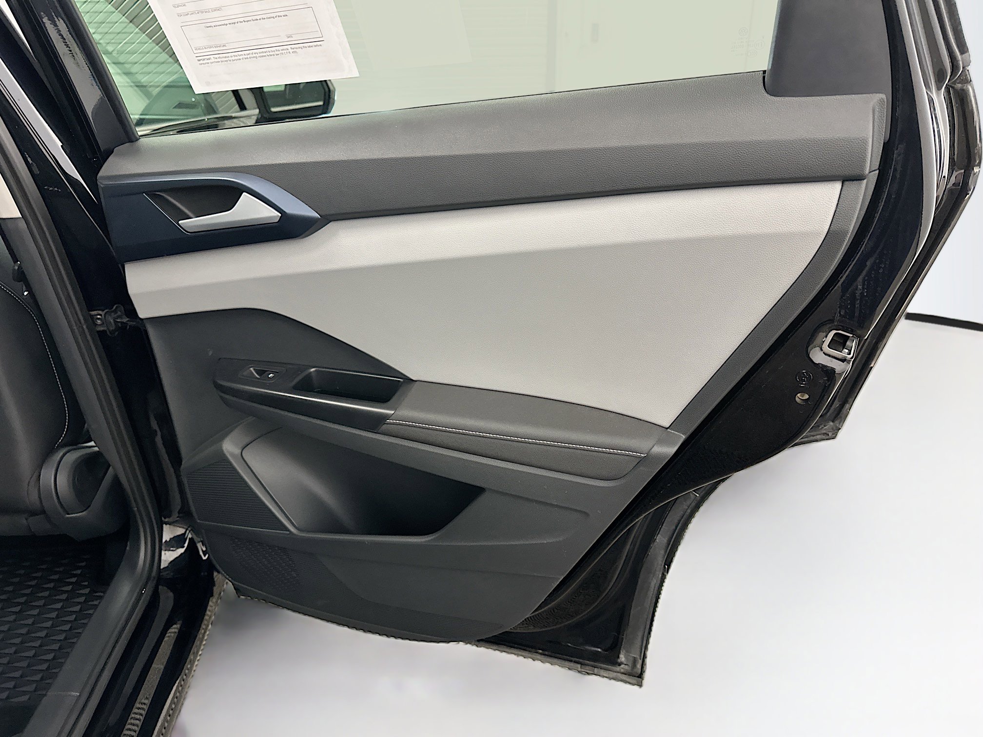 Used 2024 Volkswagen Taos SE w/ Panoramic Sunroof Package image 32