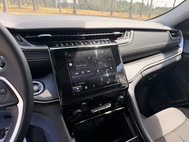 Used 2023 Jeep Grand Cherokee L Laredo image 19